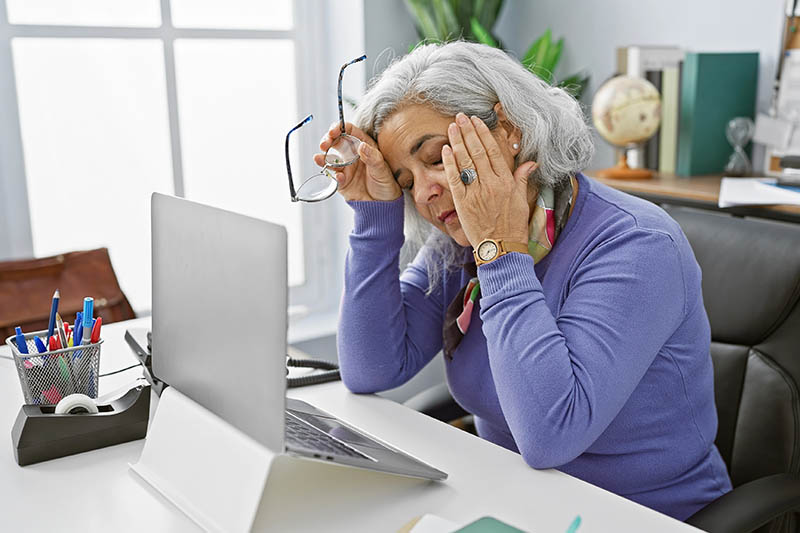 eine ältere Dame, die sich überfordert fühlt